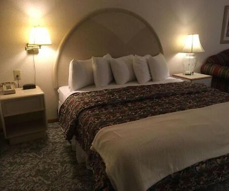 Value Host Marquette Hotel ภายนอก รูปภาพ